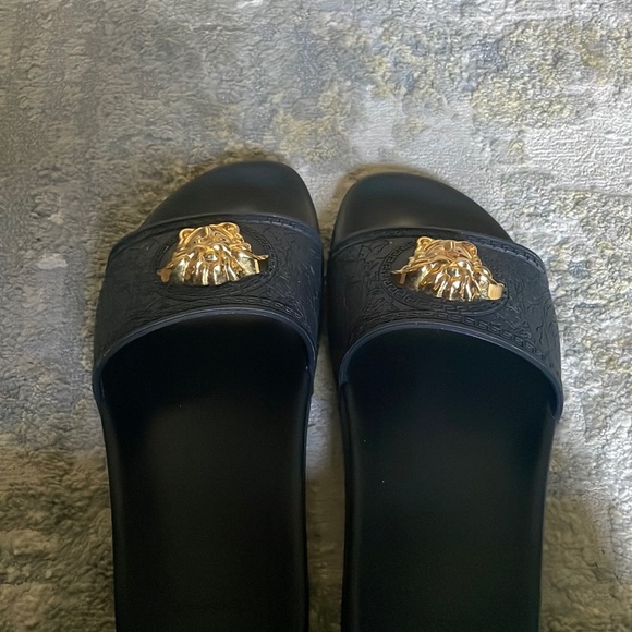 Versace Shoes - Black! Like new Pool Slide Gomma